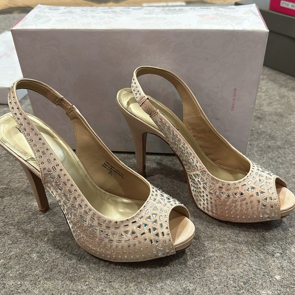 Heels - Picture 3 of 9